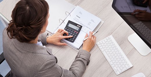 Frau am Schreibtisch